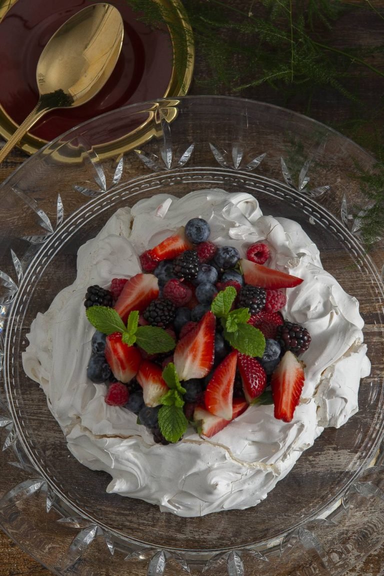 Pavlova De Frutas Vermelhas Com Bavaroise De Maracujá - Gheelivery Ghee ...