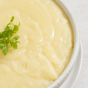 Aligot de batata ao perfume de trufa com tuilles de parmesão