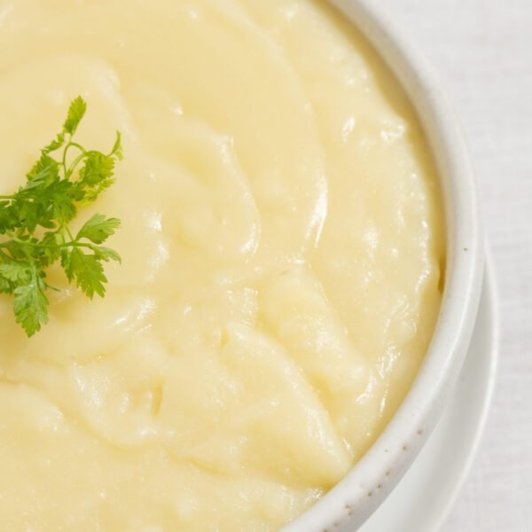 Aligot de batata ao perfume de trufa com tuilles de parmesão