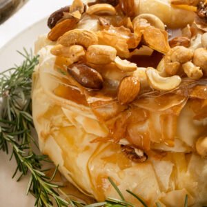 Brie folhado com mel e mix de nuts