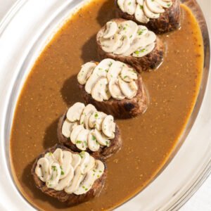 Bombom de mignon com escama de cogumelos ao molho dijon