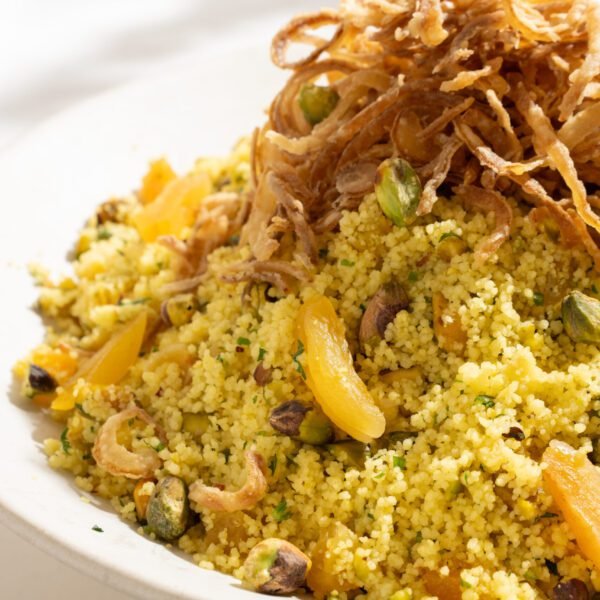 Couscous marroquino com damasco, cenoura, pistache, amêndoas laminadas e crispy de cebola 1Kg