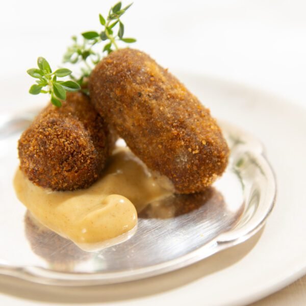 Mini croquete de vitela com dip dijonnaise