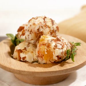 Esfera de creamcheese com damasco e amêndoas