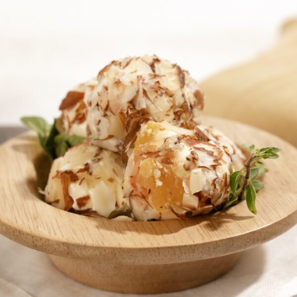 Esfera de creamcheese com damasco e amêndoas