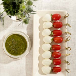 Espeto caprese com folhinha de manjericão e pesto de manjericão