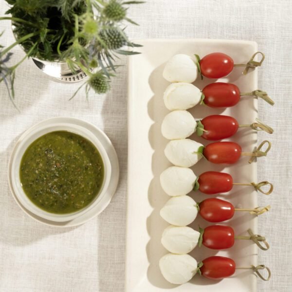 Espeto caprese com folhinha de manjericão e pesto de manjericão
