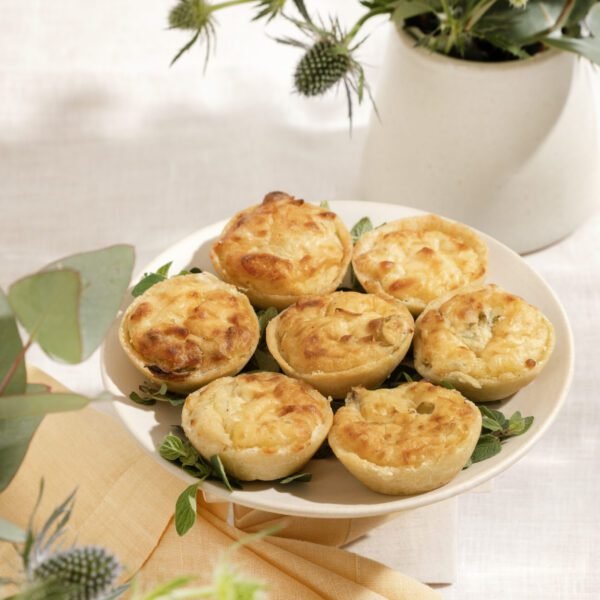 Mini quiche de alho poró e emmental