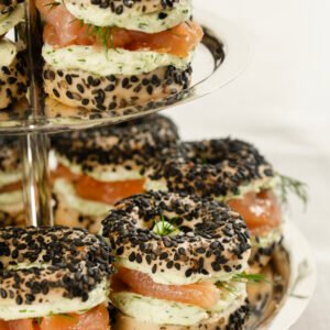 Mini bagel de salmão defumado, creamcheese e dill