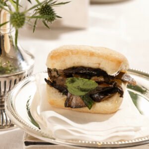 Mini ciabata com cogumelos grelhados e manjericão