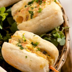 Mini ciabata com salpicão de frango com fios de cenoura