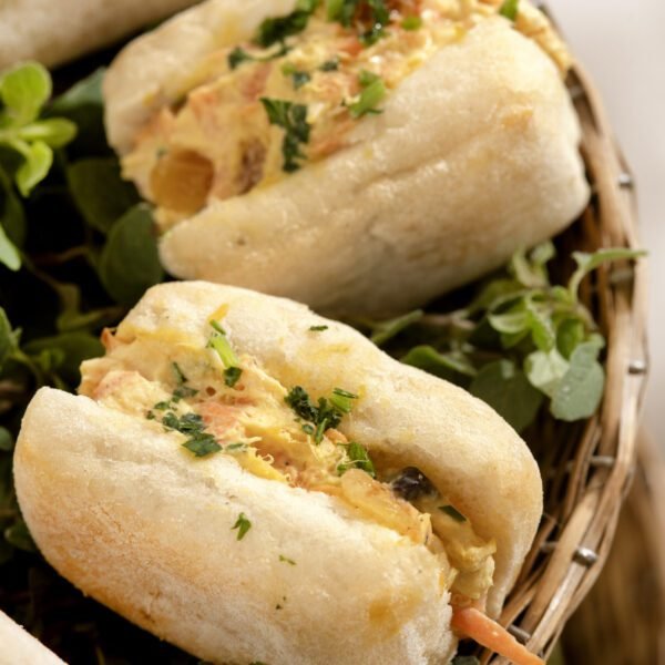 Mini ciabata com salpicão de frango com fios de cenoura