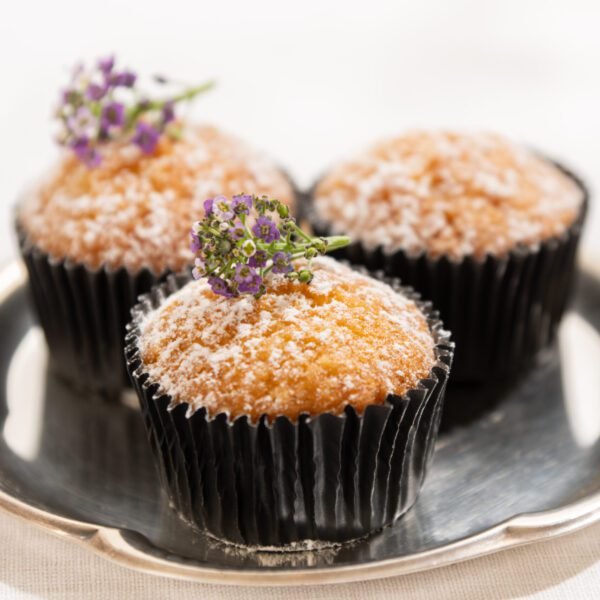 Mini muffin de laranja com neve de açúcar