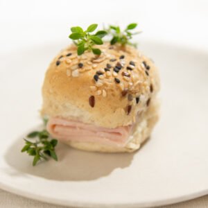 Mini pão 7 grãos com peito de peru e requeijão