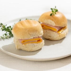 Mini pão de leite com presunto e queijo goulda