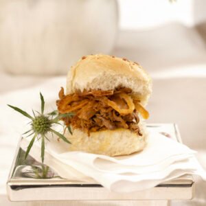 Mini pão de parmesão com carne de panela desfiada e crispy de cebola