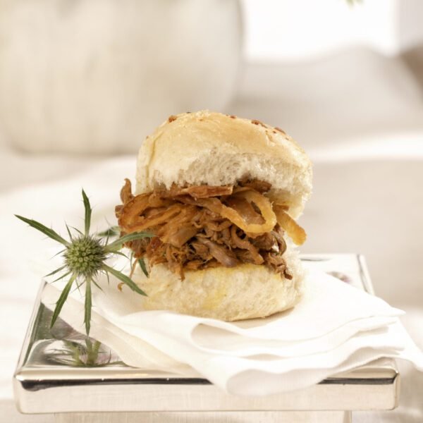 Mini pão de parmesão com carne de panela desfiada e crispy de cebola