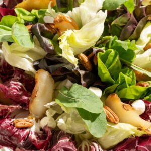 Mix de folhas com pera caramelada, queijo boursin, nozes pecan e caramelode balsâmico 1Kg