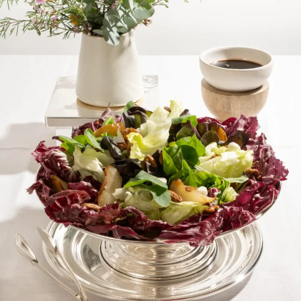 Mix de folhas com pera caramelada, queijo boursin, nozes pecan e caramelode balsâmico 1Kg