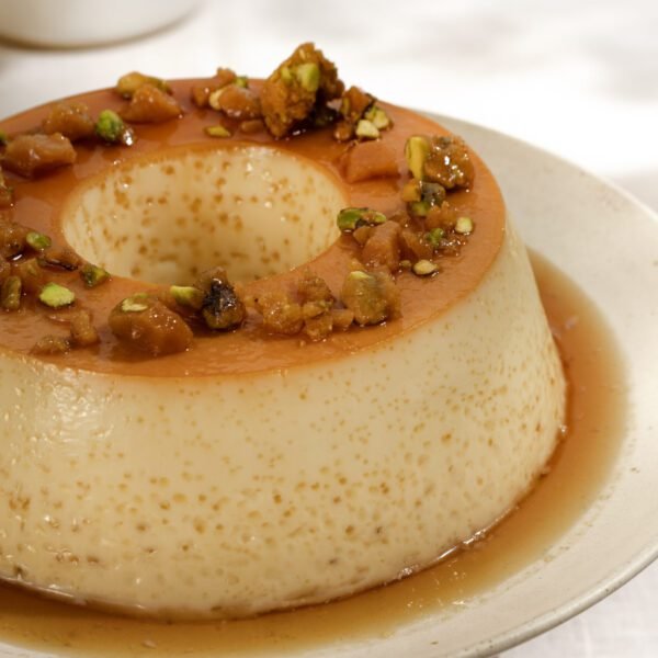 Pudim tradicional de leite com crocante de pistache