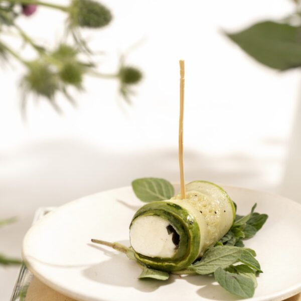 Rolinho de zucchini com queijo de cabra e hortelã