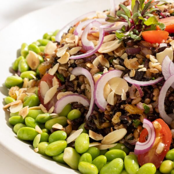 Salada de grãos nobres com tomates, edamame, cebola roxa, amêndoas e passas ao azeite de zátar 1Kg