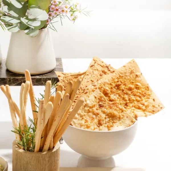 Seleção de pães de fermentação natural (focaccia de alecrim, pão placa de parmesão e grissinis)