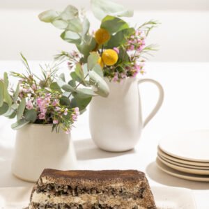 Terrine de cogumelos com areia de funghi. Acompanha pão placa de parmesão Pequena