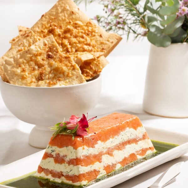 Terrine de salmão defumado com panacota de dill e seu pesto. Acompanha pão placa de parmesão Pequena
