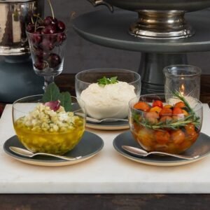 Seleção de antepastos: tomate confit, tartar de alcachofra com manjericão e antepasto de roquefort