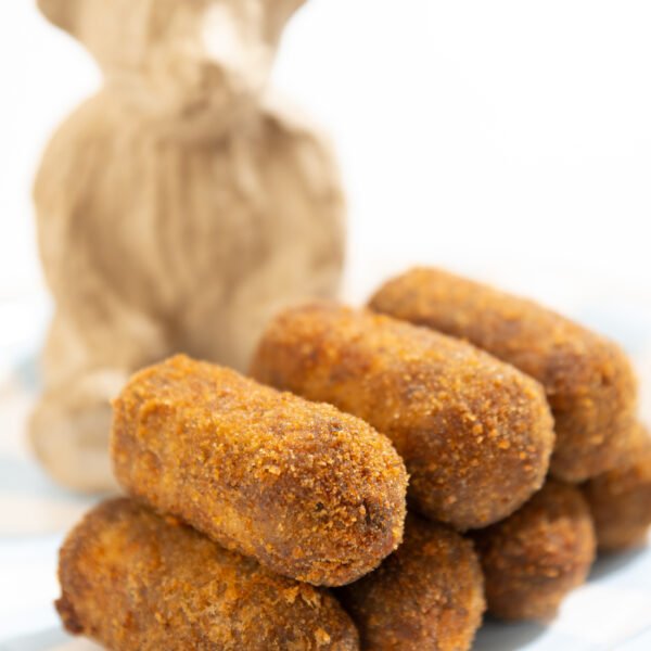 Mini croquete de vitela com dip dijonnaise