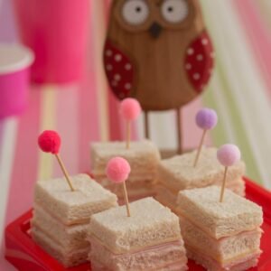 Mini pão de miga com presunto e queijo