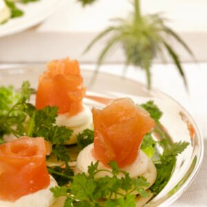 Blinis com Flor de salmão defumado e sour cream