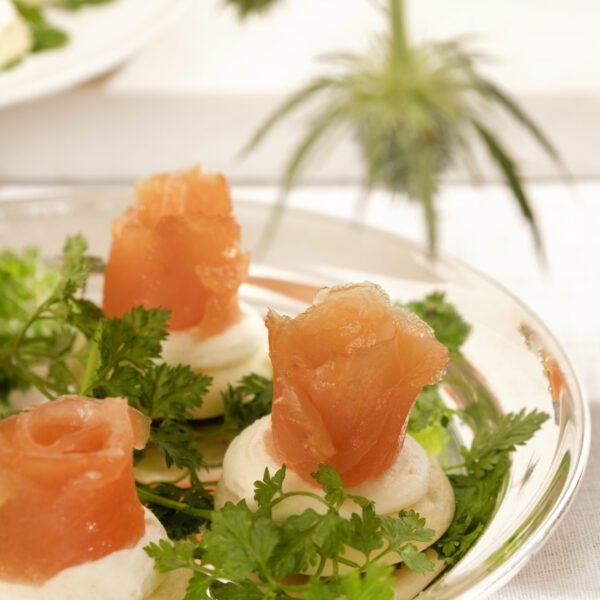 Blinis com Flor de salmão defumado e sour cream