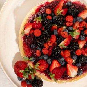 Cheseecake com frutas vermelhas e seu coulis