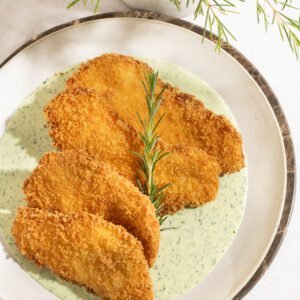 Filé de peito de frango empanado com creme de espinafre