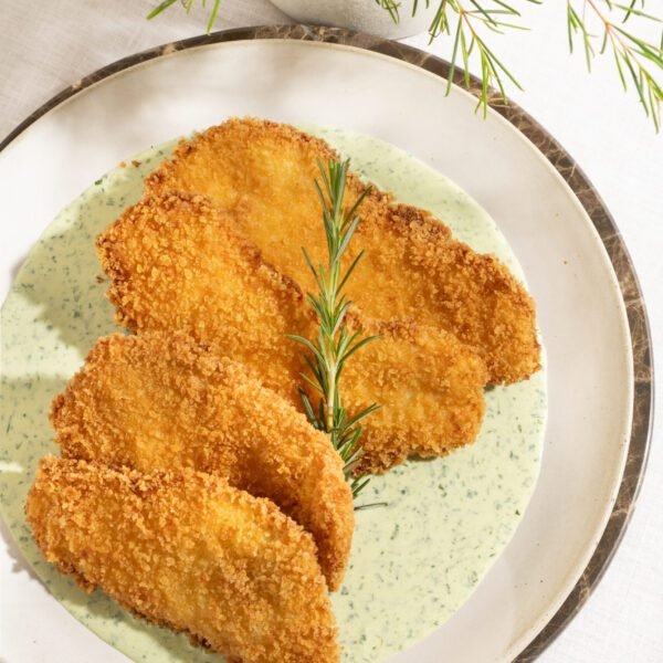 Filé de peito de frango empanado com creme de espinafre