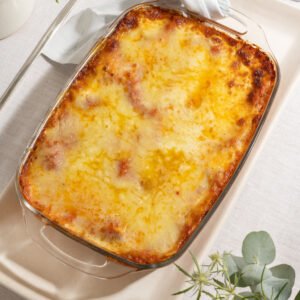 Lasanha alla bolognese (acompanha travessa de vidro para levar ao forno)