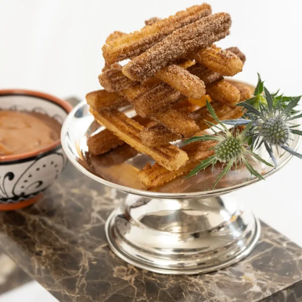 Mini churros com doce de leite