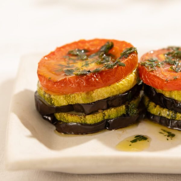 Mini torre de zuchini, beringela e tomates