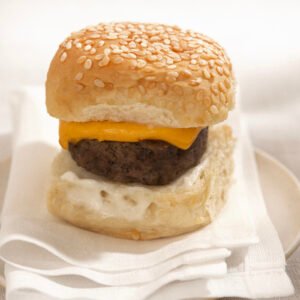 Mini hamburguinho com cheddar e maionese artesanal