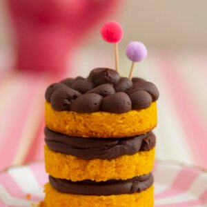 Mini naked cake de cenoura com chocolate