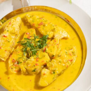Moqueca de peixe branco com farofa de dendê