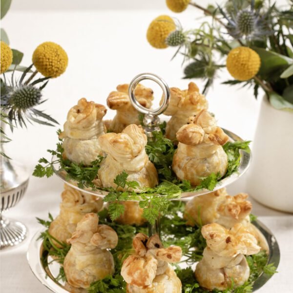 Trouxinha folhada de linguicinha com cebola caramelada