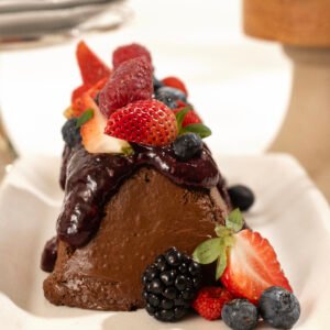 Semifredo de chocolate belga com coulis de frutas vermelhas