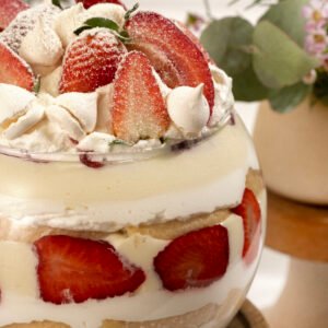 Trifle de leite ninho e morangos