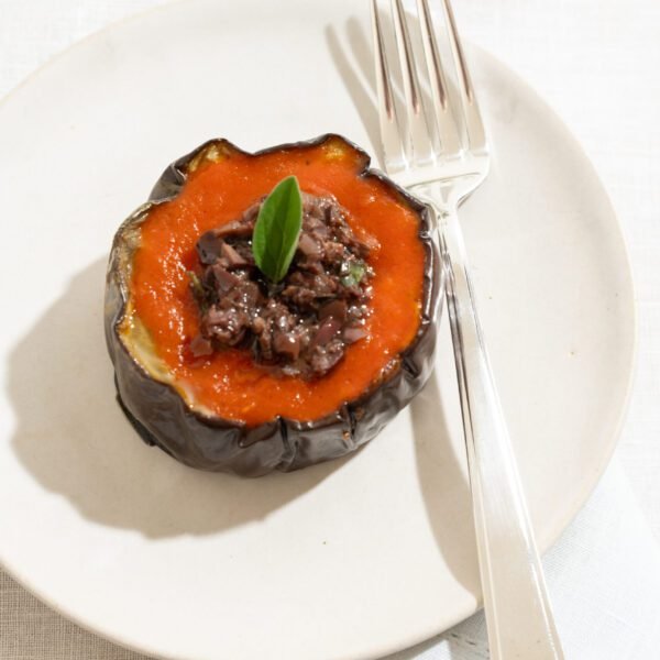 Medalhão de berinjela braseada com coulis de tomates, tapenade de azeitonas e manjericão 12uni