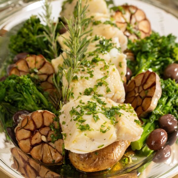 10- Lombo de Bacalhau Gadus Morhua ao forno com batata, brócolis ramoso, alho, cebola e azeitona preta ao azeite
