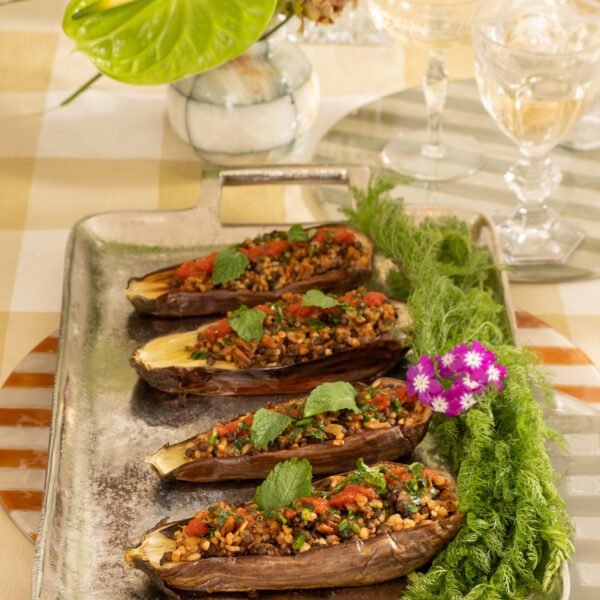 19- Berinjela recheada com lentilhas, arroz cateto, nozes, hortelã e especiarias. Acompanha purê de tomates