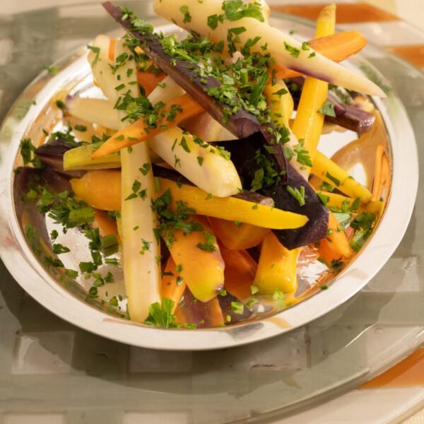 25- Seleção de mini cenouras na manteiga de sálvia